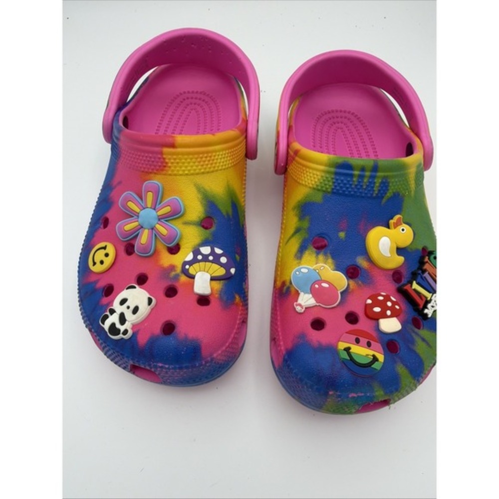 crocs tie dye clogs 9 Jibbitz 1661